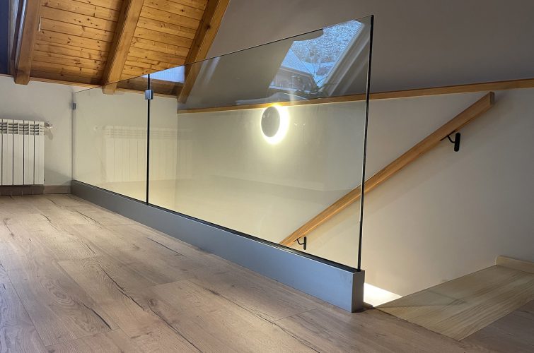 Instalación de barandilla de cristal templado con fijaciones invisibles en vivienda de montaña en Vielha, Valle de Arán