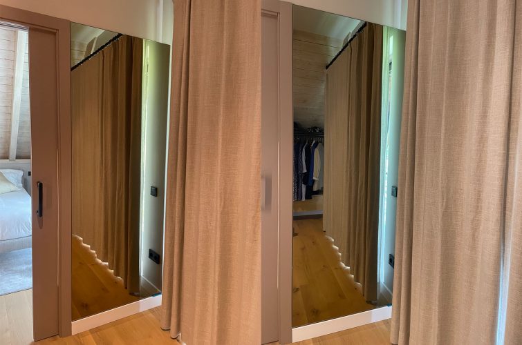 Instalación de espejo a medida en armario empotrado de habitación en Vielha