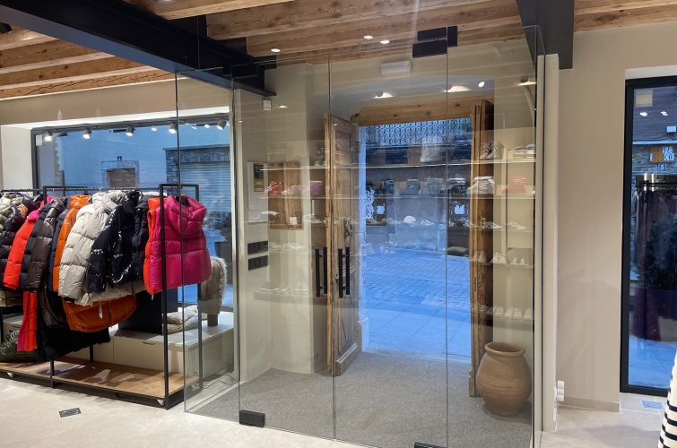 Instalación de vitrinas y expositores de cristal en tienda de ropa en Vielha, Valle de Arán