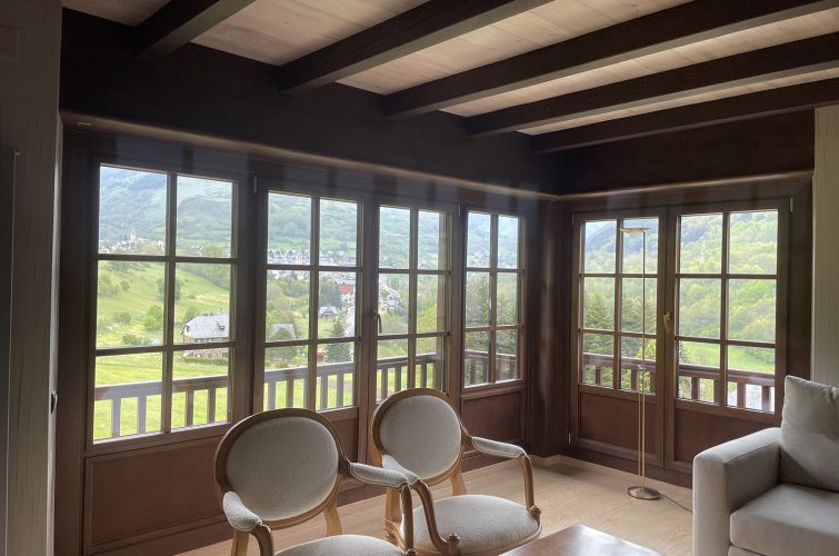 Instalación de ventanales de madera con doble acristalamiento en vivienda del Valle de Arán
